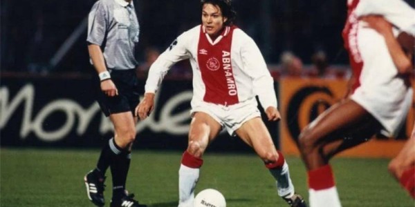 先被博格坎普压制，后跟里瓦尔多竞争，欧冠金靴不擅长做转会选择