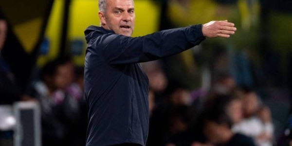 西甲爆冷夜！巴列卡诺争议判罚中阻截巴萨，主帅怒批VAR效率崩坏，弗里克点出门将封神时刻